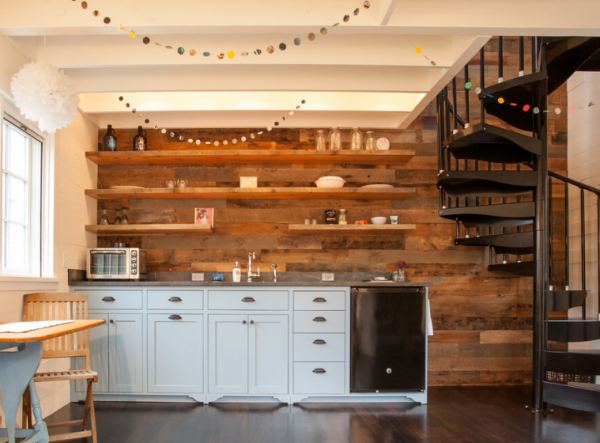 Dinding dengan aksen dinding kayu reclaimed